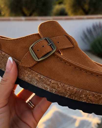 Camel | Sabot Renaé Cloud camel, tenu en main, boucle laiton et tranche liège