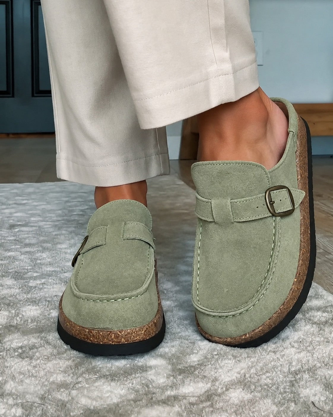 Sauge | Sabot Renaé Cloud sauge, porté avec un pantalon en lin