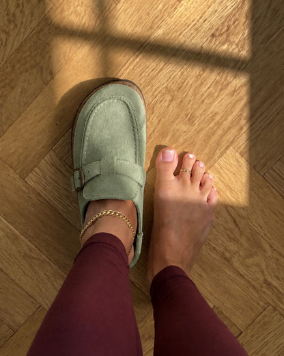 Sauge | Sabot Renaé Cloud sauge, porté, vue plongeante sur parquet